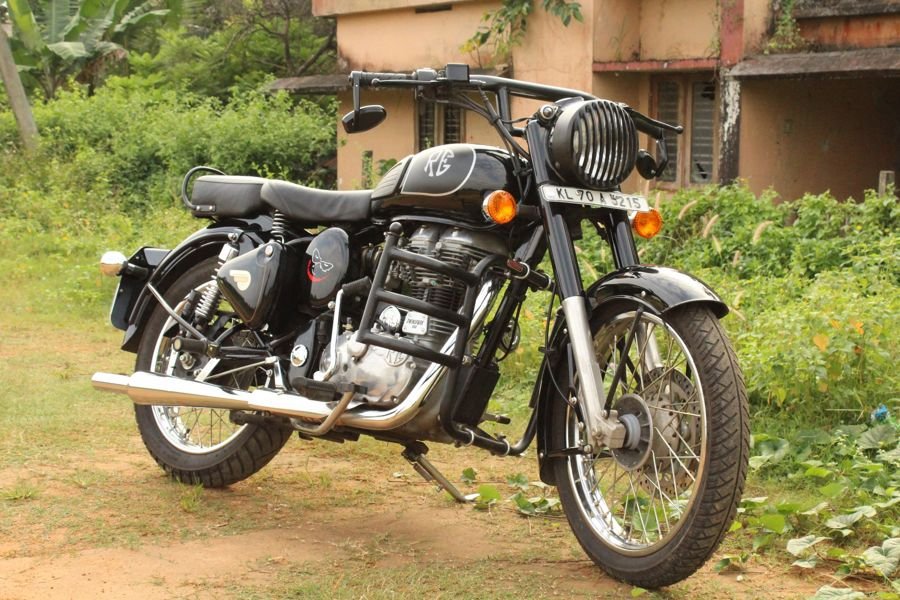 Royal Enfield motorcycle parked outdoors, one of the bike types we move from Delhi to Mumbai